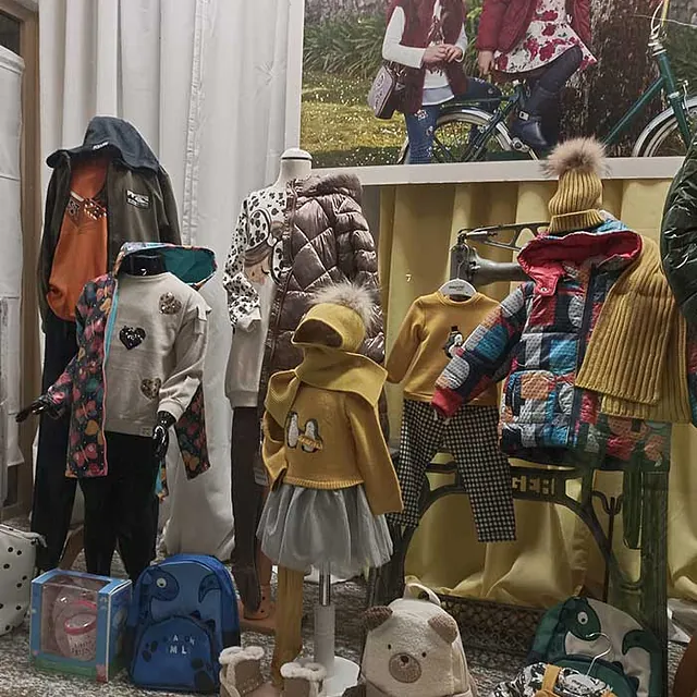 Fresa Y Nata Moda Infantil prendas de vestir exhibidas